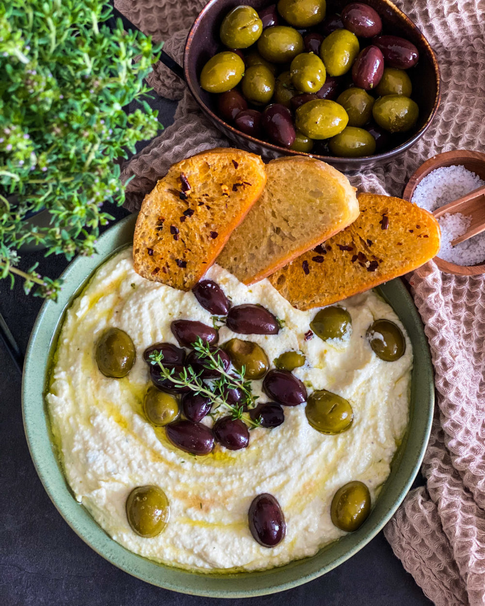 Feta Dip mit gerösteten Oliven (schnelles Rezept)