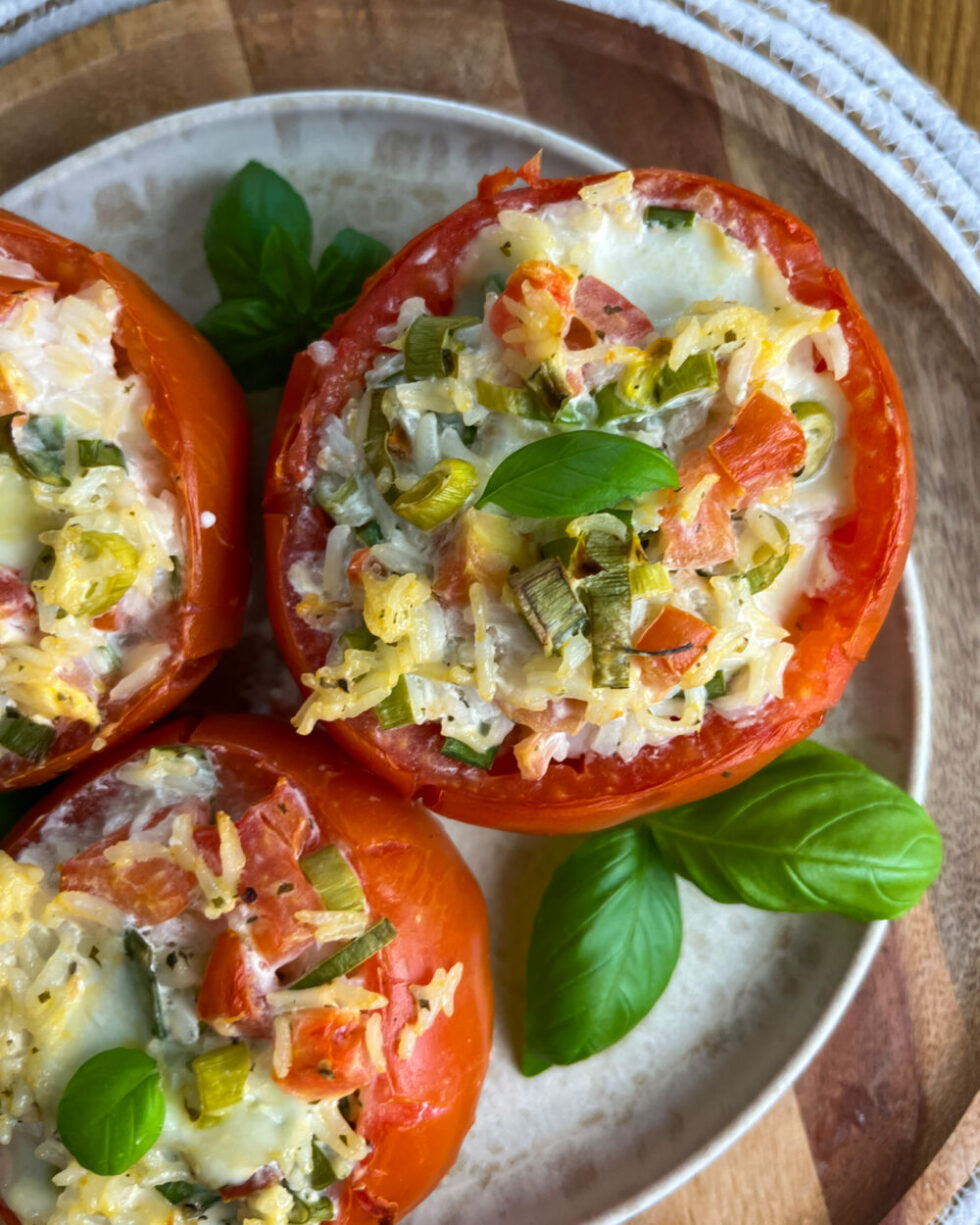 Gefüllte Tomaten (vegetarisches Rezept) - Foodwerk
